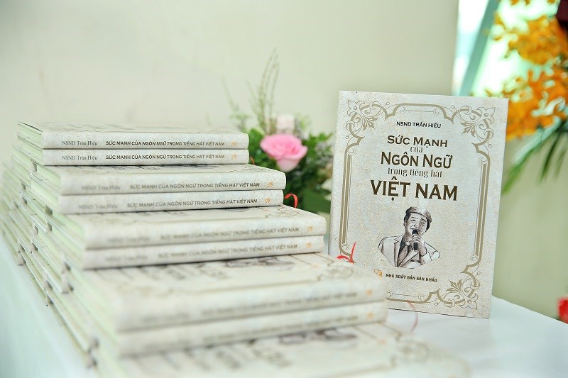 NSND Trần Hiếu ra mắt sách “để đời”, mong tiếng hát Việt ngày càng đẹp hơn  - ảnh 2