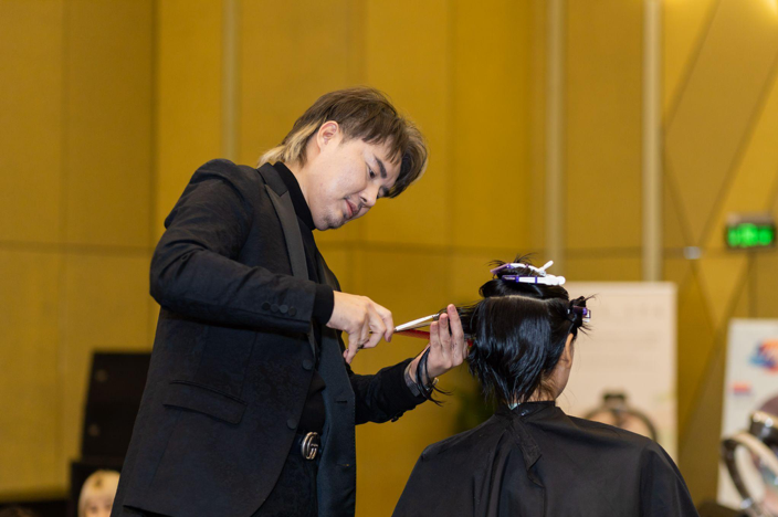 60 nhà tạo mẫu tóc nổi tiếng hội ngộ trong sự kiện trình diễn thời trang tóc  - ảnh 2