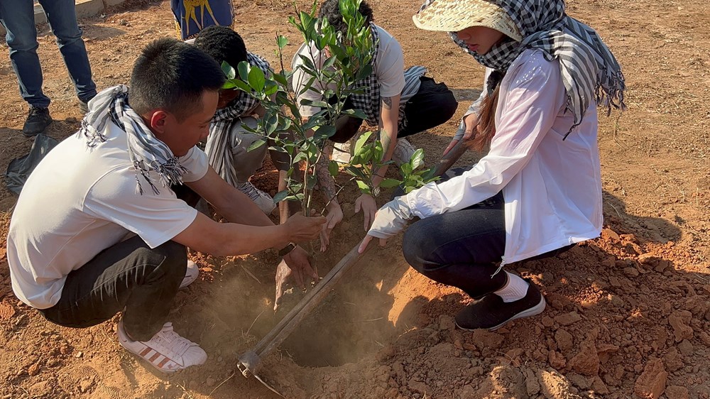 Hoa hậu Thùy Tiên sang Angola nghiệm thu giếng nước sạch tặng 5000 người dân - ảnh 3