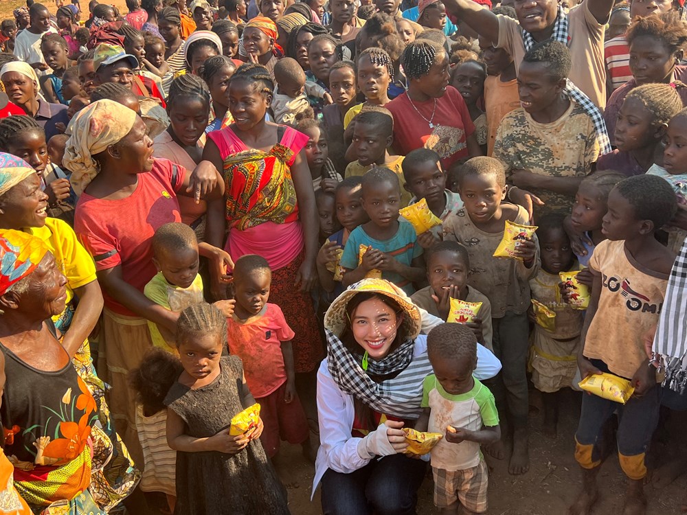 Hoa hậu Thùy Tiên sang Angola nghiệm thu giếng nước sạch tặng 5000 người dân - ảnh 5
