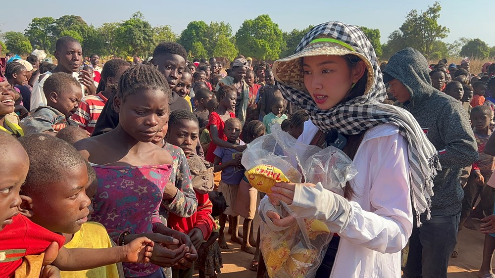 Hoa hậu Thùy Tiên sang Angola nghiệm thu giếng nước sạch tặng 5000 người dân - ảnh 4