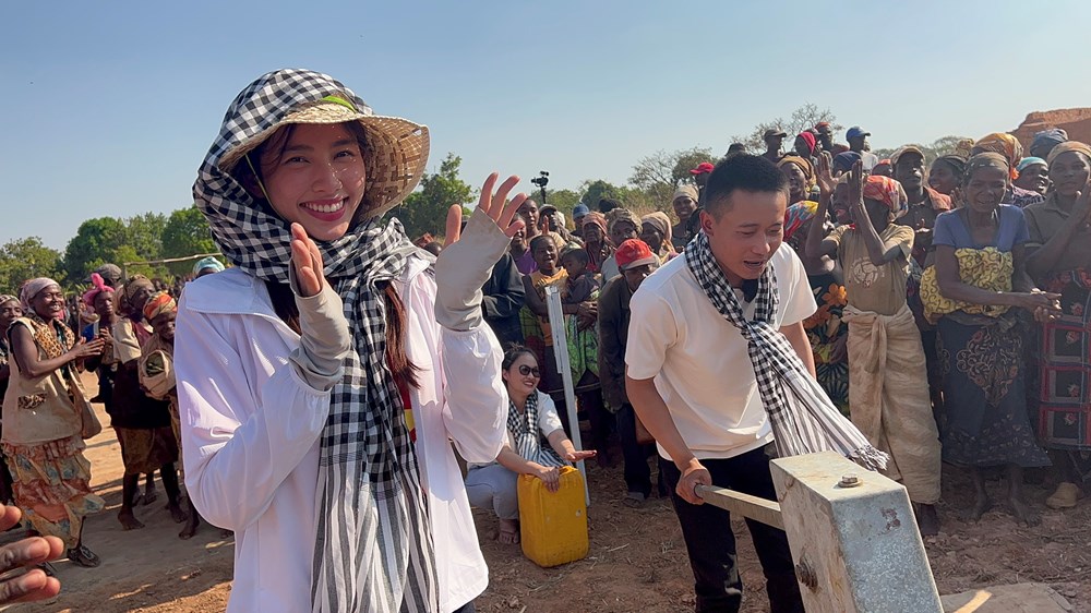 Hoa hậu Thùy Tiên sang Angola nghiệm thu giếng nước sạch tặng 5000 người dân - ảnh 2