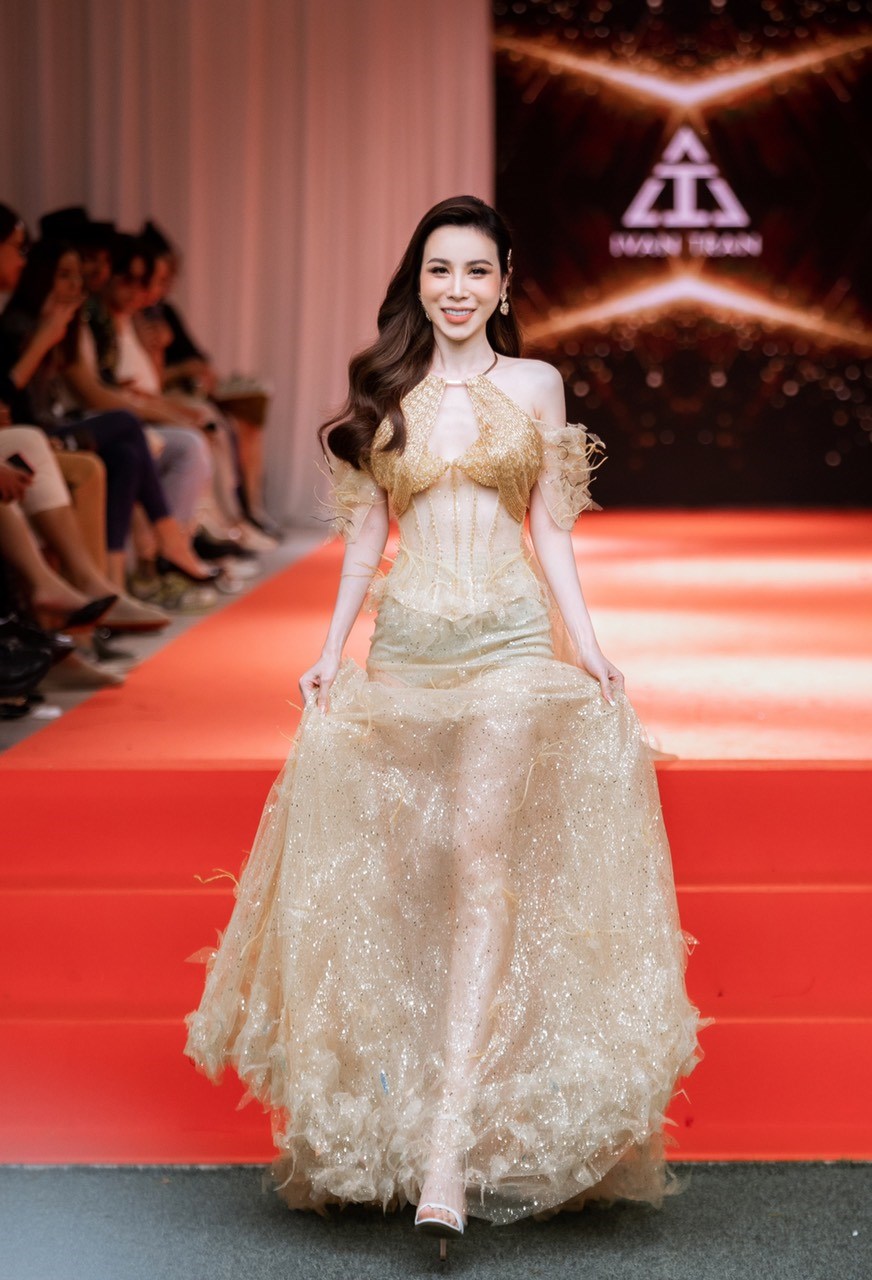 Hoa hậu Hoàng Dung làm vedette show của NTK Trần Hùng tại London Fashion Week 2023 - ảnh 2
