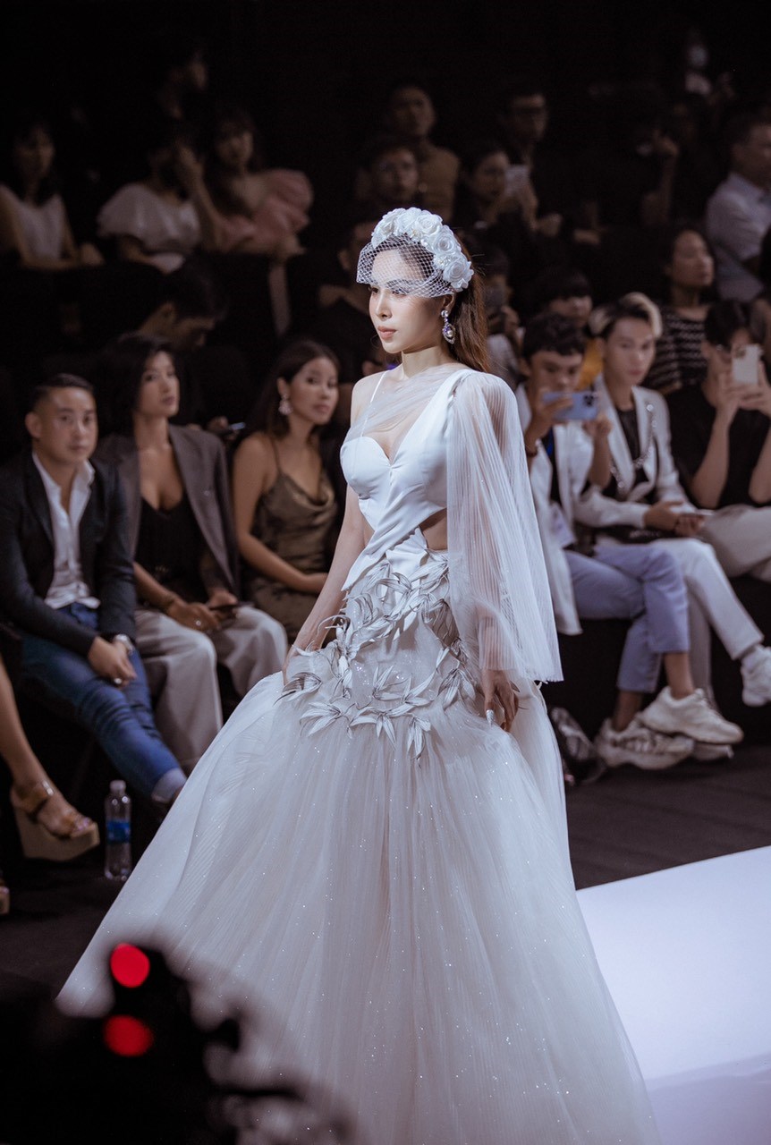 Hoa hậu Hoàng Dung làm vedette show của NTK Trần Hùng tại London Fashion Week 2023 - ảnh 1