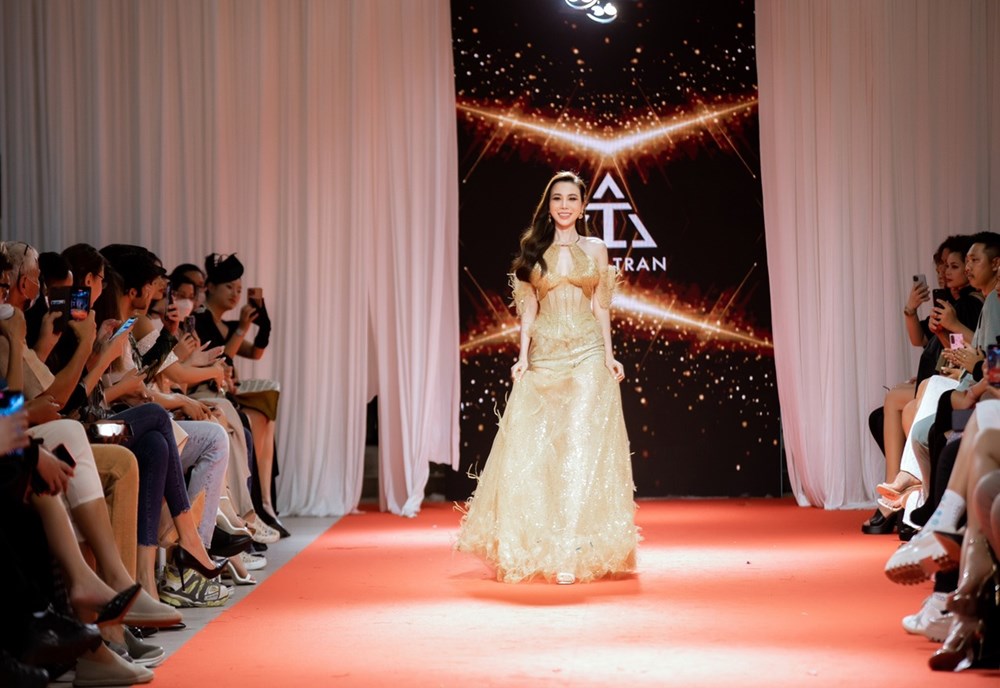 Hoa hậu Hoàng Dung làm vedette show của NTK Trần Hùng tại London Fashion Week 2023 - ảnh 4