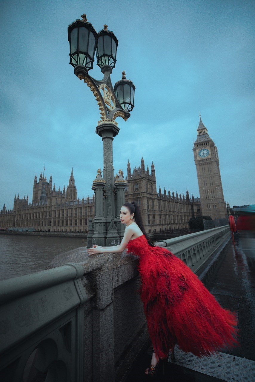 Hoa hậu Hoàng Dung mỗi ngày diện 1 set đồ trị giá cả tỷ đồng dự tuần lễ thời trang ở London  - ảnh 1