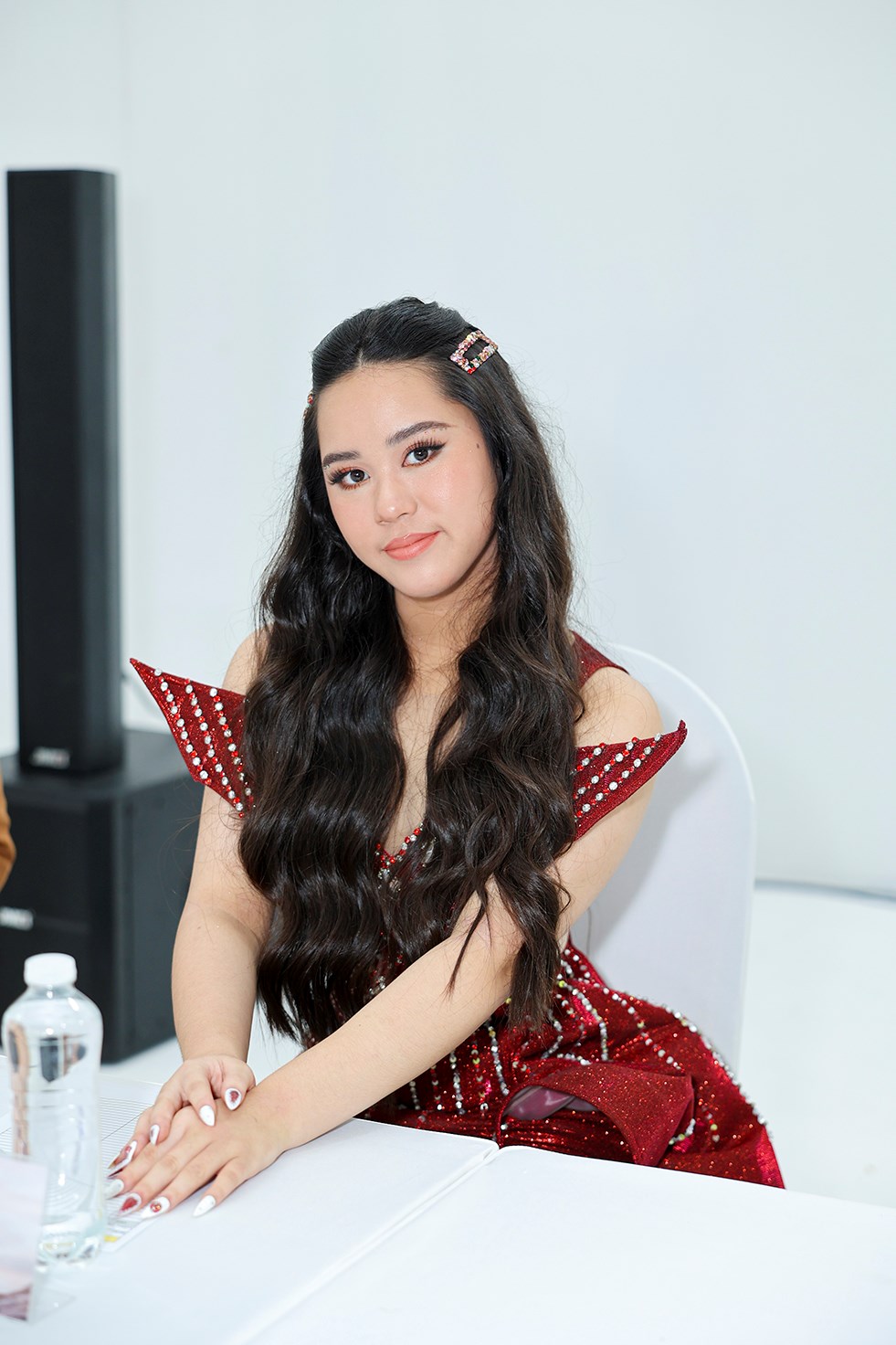 Siêu mẫu Quốc tế 2018 Khả Trang khoe dáng nóng bỏng khi ngồi ghế giám khảo  - ảnh 5