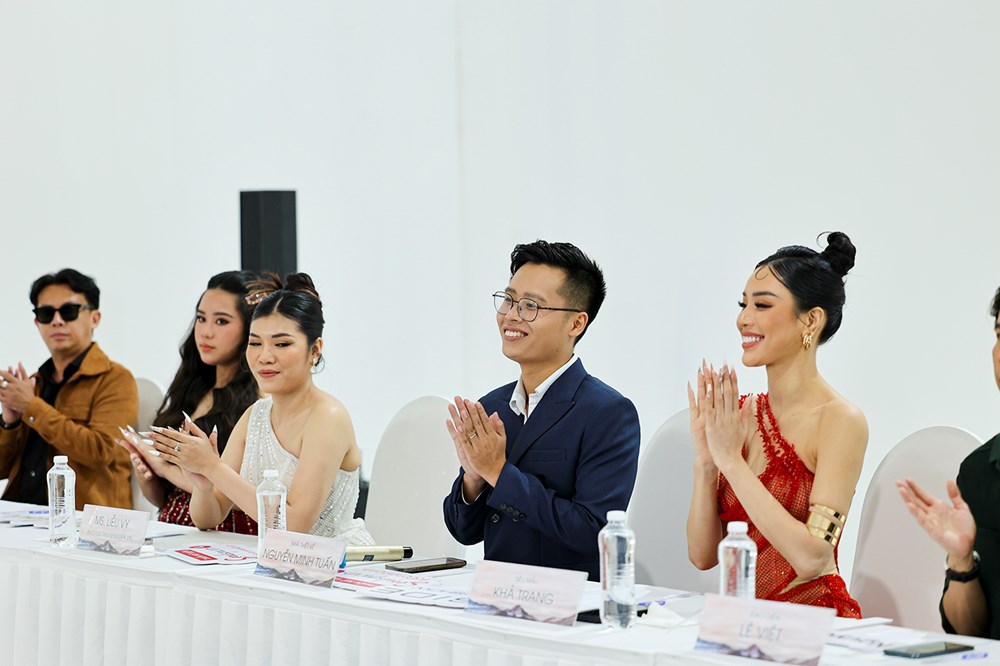 Siêu mẫu Quốc tế 2018 Khả Trang khoe dáng nóng bỏng khi ngồi ghế giám khảo  - ảnh 3