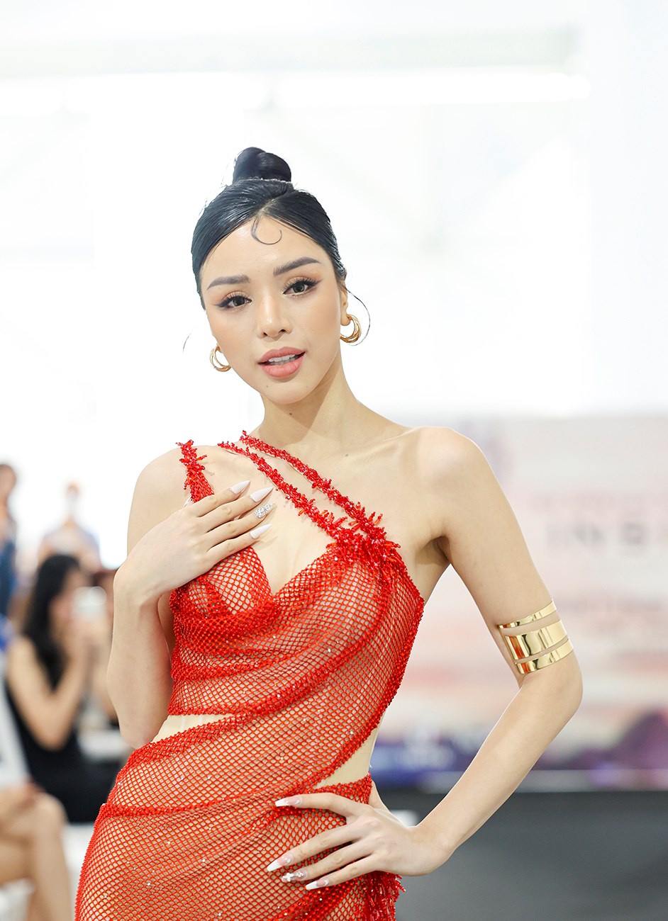 Siêu mẫu Quốc tế 2018 Khả Trang khoe dáng nóng bỏng khi ngồi ghế giám khảo  - ảnh 2