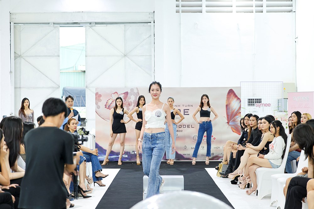 Siêu mẫu Quốc tế 2018 Khả Trang khoe dáng nóng bỏng khi ngồi ghế giám khảo  - ảnh 4