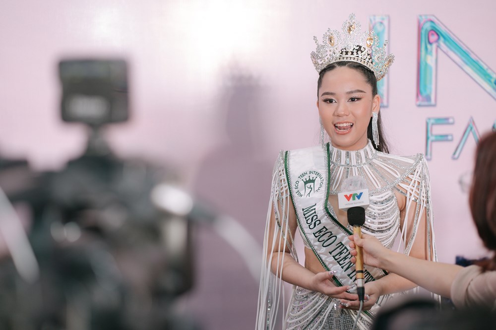 Hoa hậu 14 tuổi Bella Vũ gây bất ngờ khi làm phiên dịch cho các Hoa hậu quốc tế  - ảnh 2