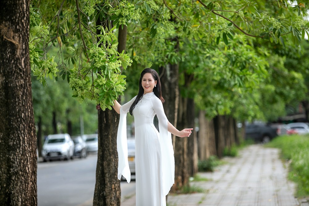 Người đẹp nhân ái Lại Thị Hải Lý diện áo dài trắng khoe sắc bên hoa sữa - ảnh 2