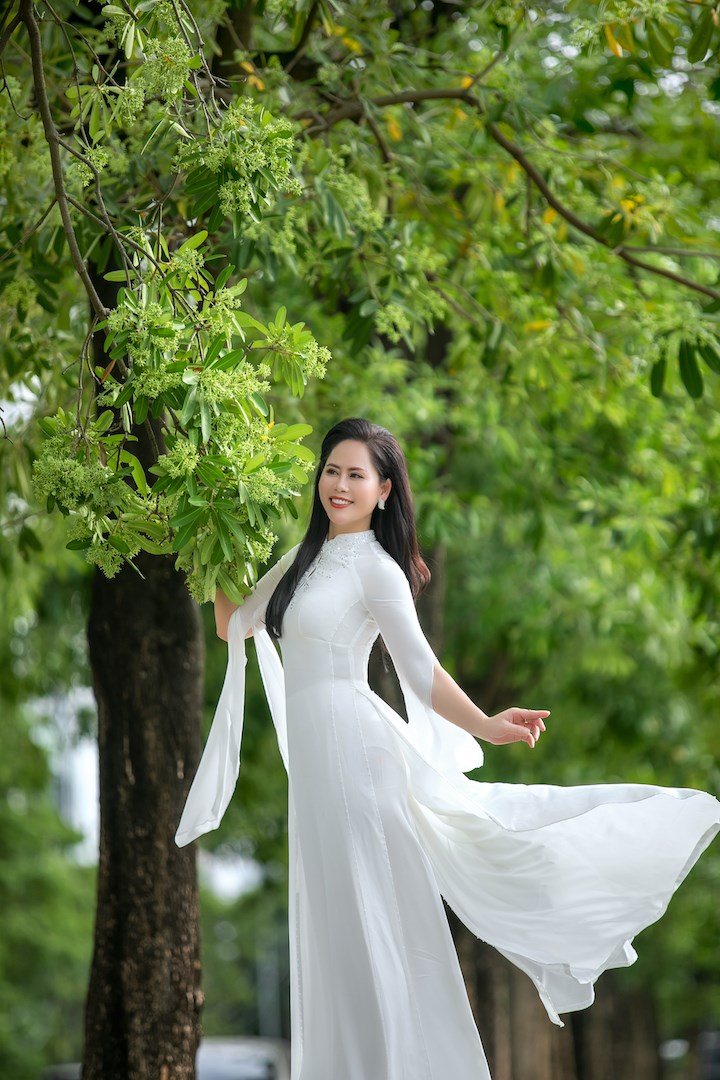Người đẹp nhân ái Lại Thị Hải Lý diện áo dài trắng khoe sắc bên hoa sữa - ảnh 1