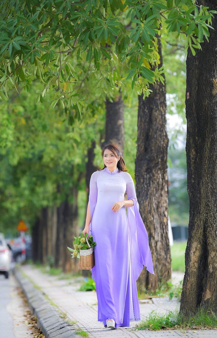 Người đẹp nhân ái Lại Thị Hải Lý diện áo dài trắng khoe sắc bên hoa sữa - ảnh 5