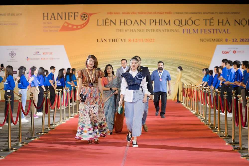 Người đẹp đổ bộ thảm đỏ bế mạc Liên hoan phim Quốc tế Hà Nội VI   - ảnh 10