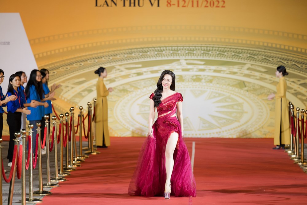 Người đẹp đổ bộ thảm đỏ bế mạc Liên hoan phim Quốc tế Hà Nội VI   - ảnh 9