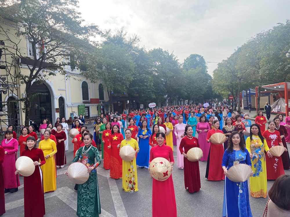 Hàng trăm tà áo dài rực rỡ của phụ nữ Thủ đô trong buổi tổng duyệt đồng diễn Áo dài  - ảnh 5