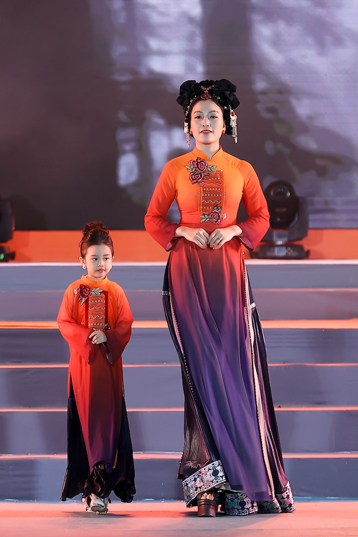 Mẹ con Sao mai Huyền Trang lần đầu thử sức diễn thời trang  - ảnh 1
