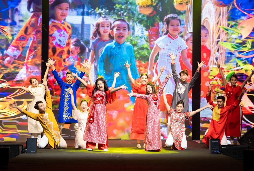 40 trẻ em có hoàn cảnh đặc biệt trình diễn áo dài trong “Xuân đất Tổ 2023“ - ảnh 1