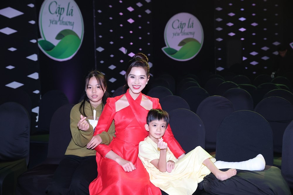 Lương Thùy Linh, Đỗ Hà nhận nuôi con nuôi tại chương trình  “Cặp lá yêu thương” - ảnh 5