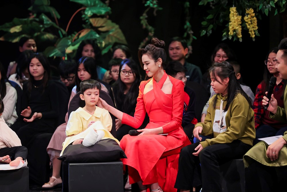 Lương Thùy Linh, Đỗ Hà nhận nuôi con nuôi tại chương trình  “Cặp lá yêu thương” - ảnh 3