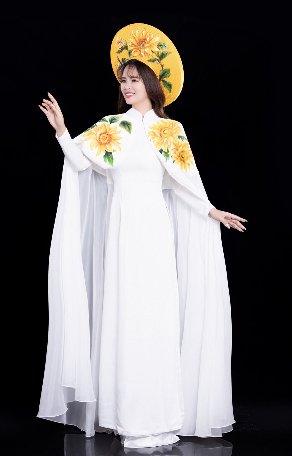 Á hậu Ngọc Thanh đẹp trang nhã với áo dài họa tiết hoa hướng dương - ảnh 6
