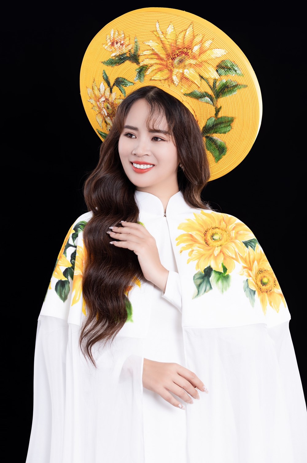 Á hậu Ngọc Thanh đẹp trang nhã với áo dài họa tiết hoa hướng dương - ảnh 5