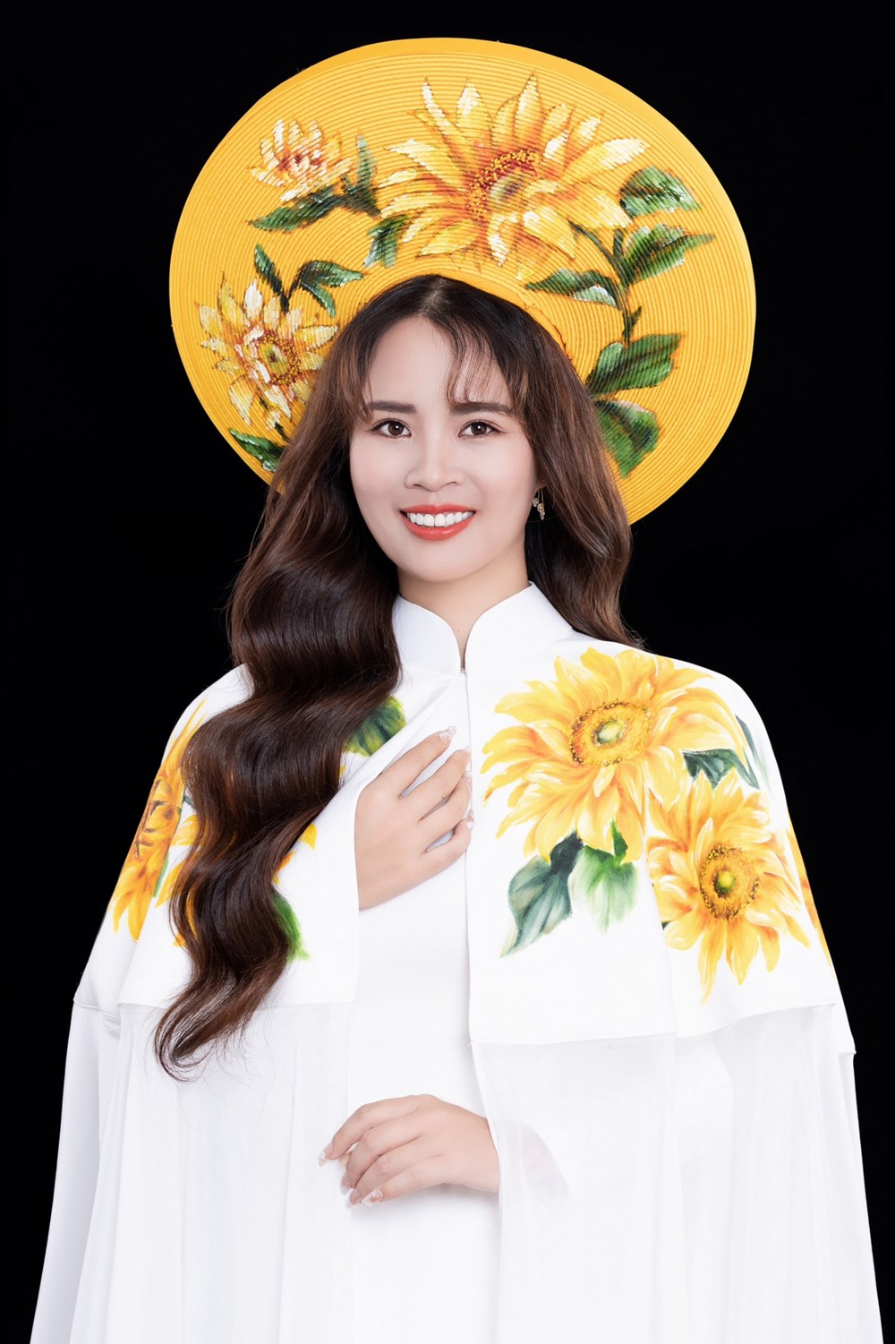 Á hậu Ngọc Thanh đẹp trang nhã với áo dài họa tiết hoa hướng dương - ảnh 4