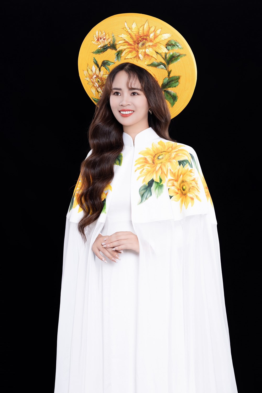 Á hậu Ngọc Thanh đẹp trang nhã với áo dài họa tiết hoa hướng dương - ảnh 3