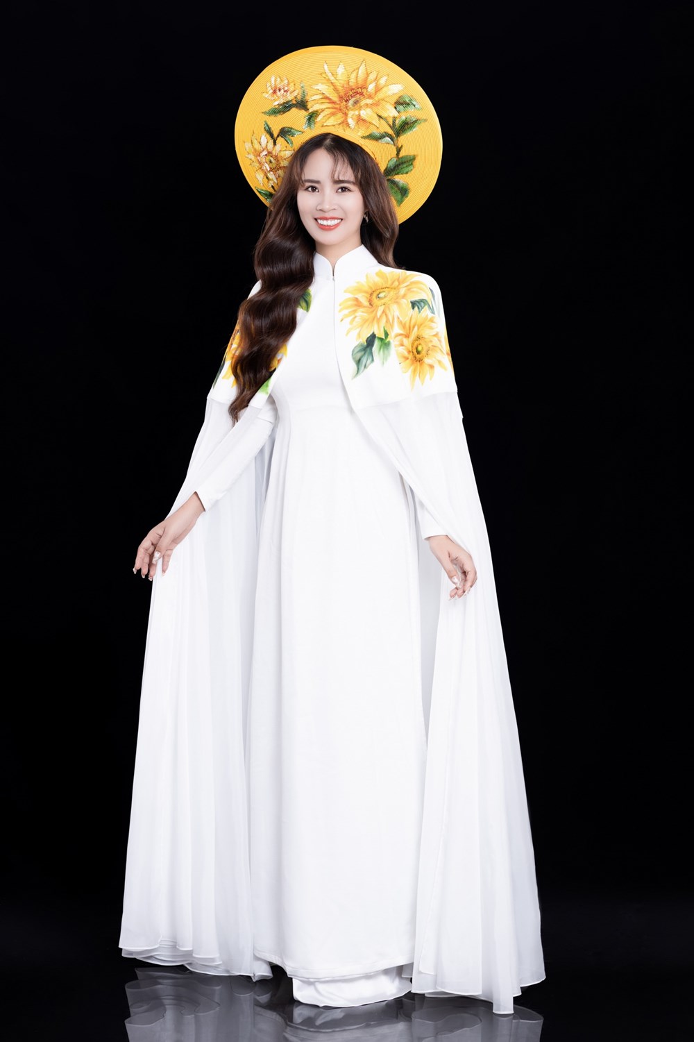 Á hậu Ngọc Thanh đẹp trang nhã với áo dài họa tiết hoa hướng dương - ảnh 2