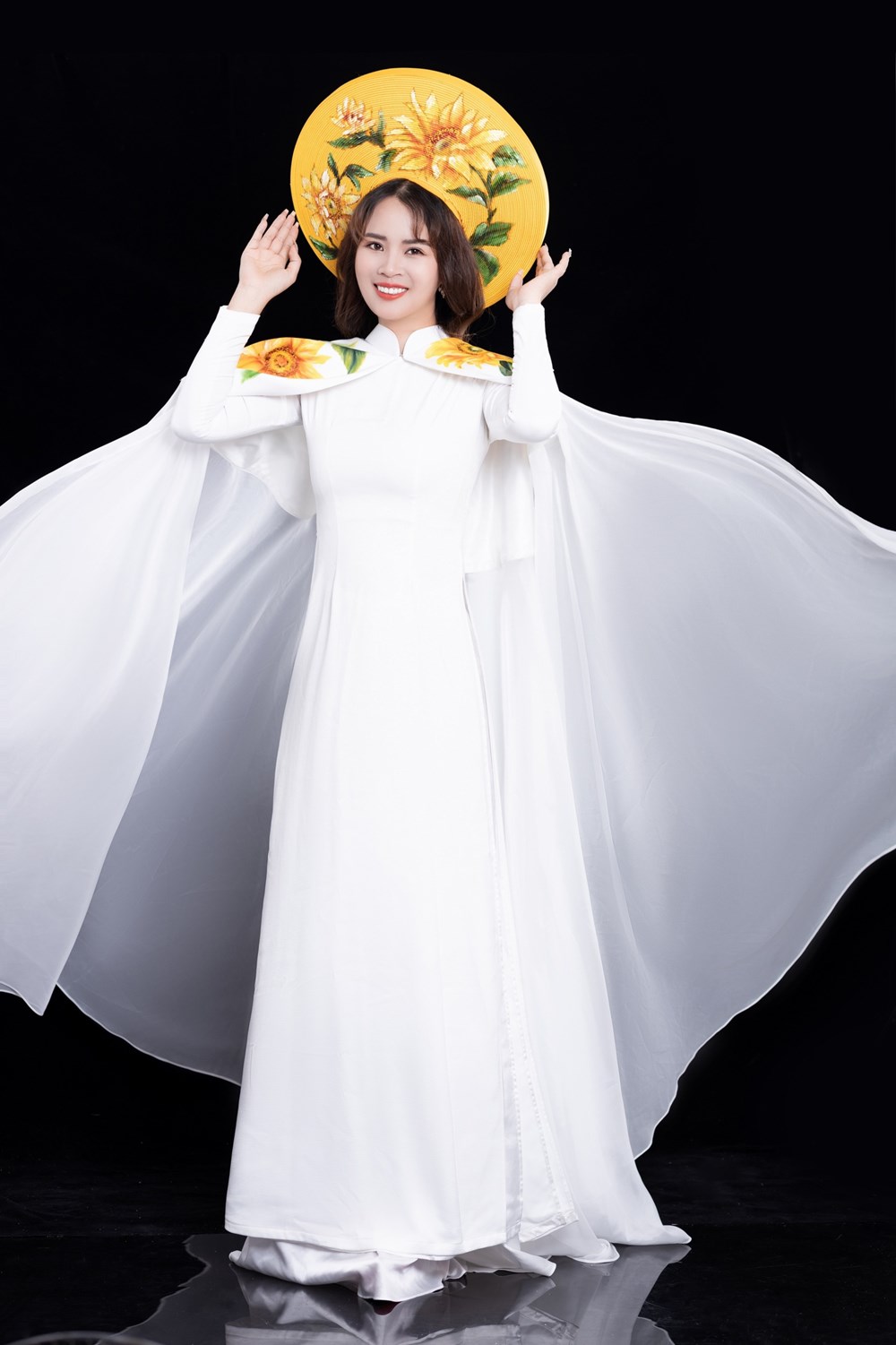 Á hậu Ngọc Thanh đẹp trang nhã với áo dài họa tiết hoa hướng dương - ảnh 1