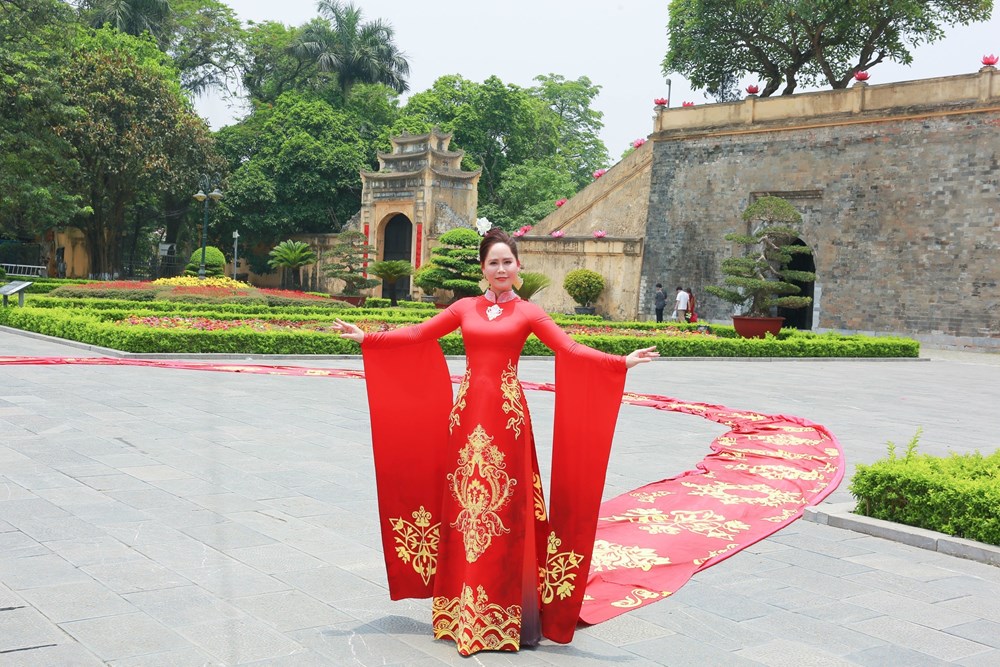 Nhà thiết kế Hoàng Ly ra mắt bộ áo dài kỷ lục Guiness Việt Nam ở Hoàng Thành Thăng Long - ảnh 3