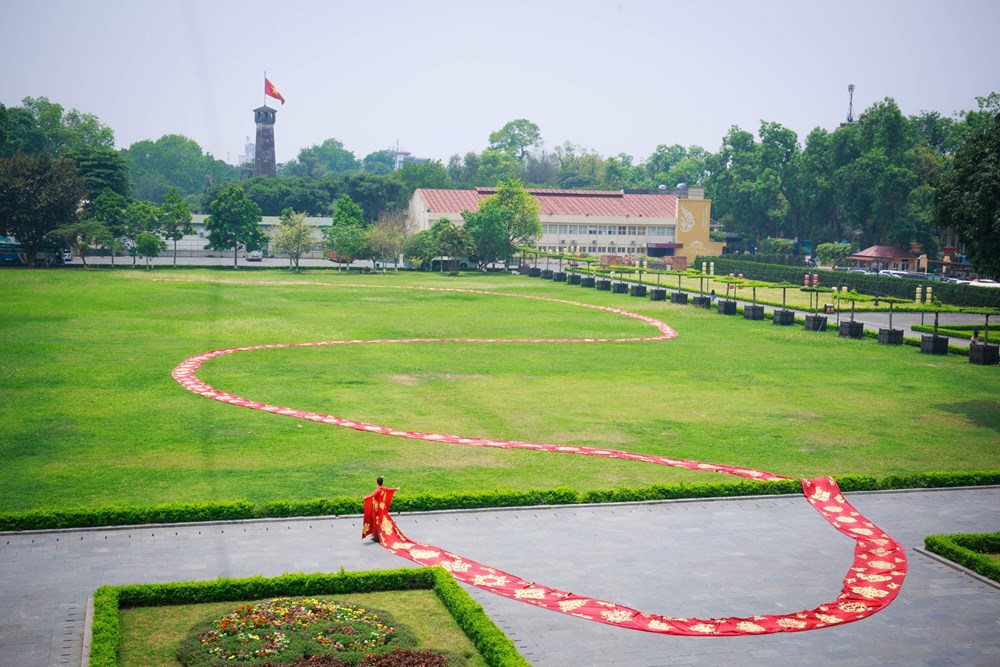 Nhà thiết kế Hoàng Ly ra mắt bộ áo dài kỷ lục Guiness Việt Nam ở Hoàng Thành Thăng Long - ảnh 2