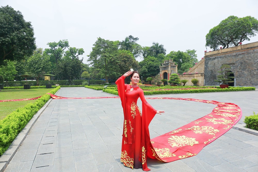 Nhà thiết kế Hoàng Ly ra mắt bộ áo dài kỷ lục Guiness Việt Nam ở Hoàng Thành Thăng Long - ảnh 4