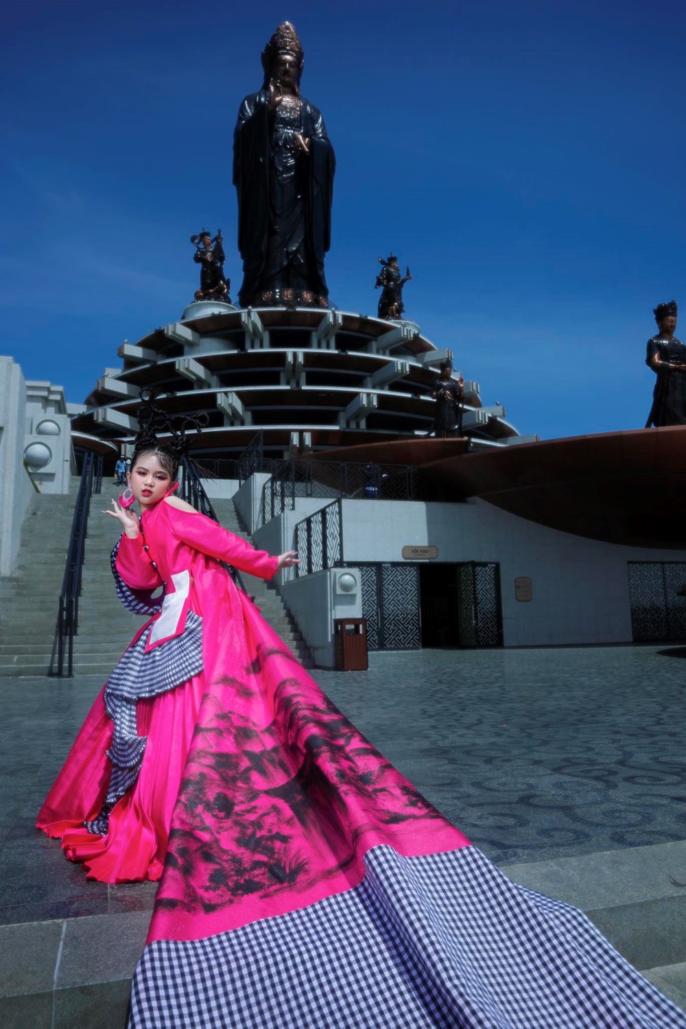 Mẫu nhí Kiều Hân diện váy dài 20 mét của NTK Thạch Linh - ảnh 3