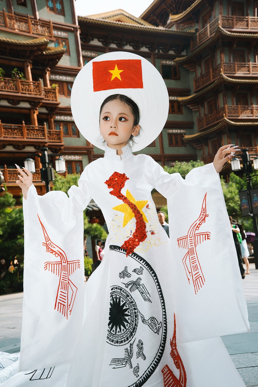 Á hậu nhí 2023 Nhật Ánh diện áo dài bản đồ Việt Nam   - ảnh 1