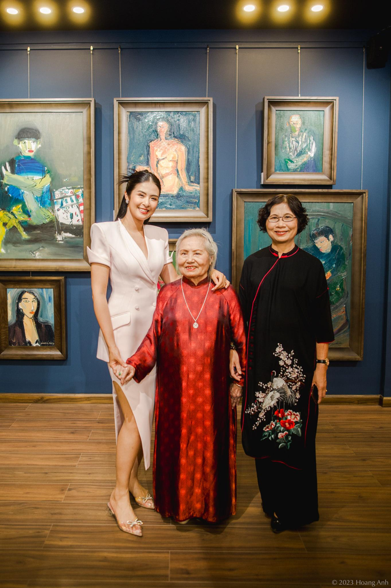 Bà ngoại và mẹ ủng hộ Hoa hậu Ngọc Hân ở vai trò mới - ảnh 1