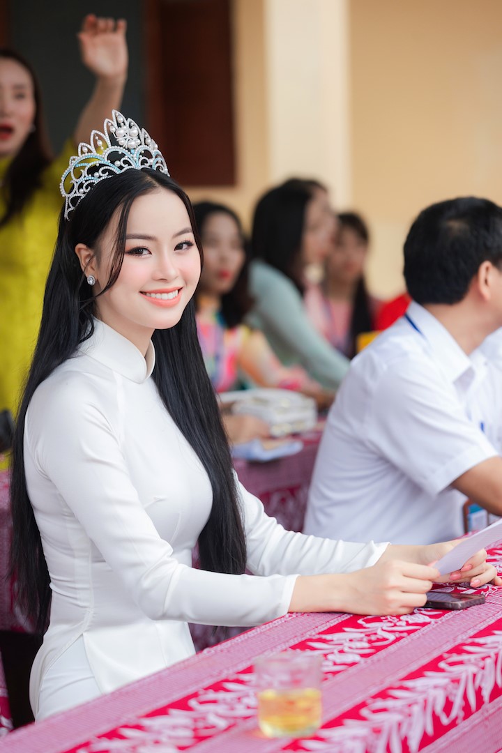 Á hậu Đào Hiền diện áo dài trắng về thăm trường cũ ngày khai giảng    - ảnh 1