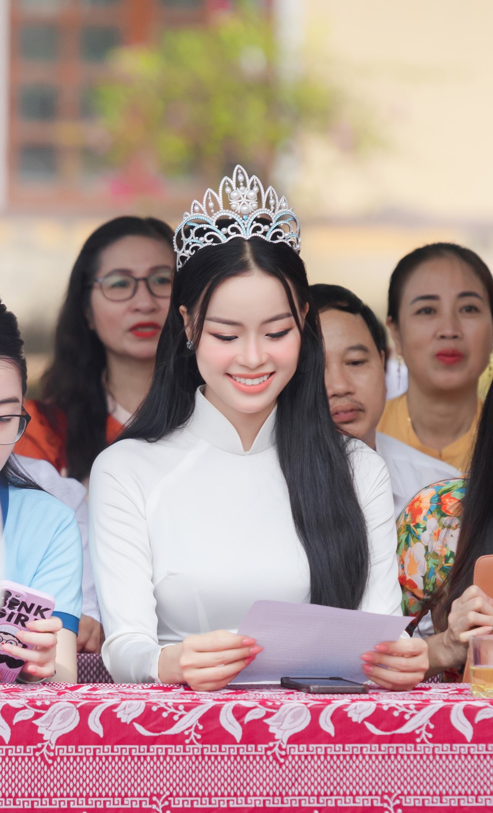 Á hậu Đào Hiền diện áo dài trắng về thăm trường cũ ngày khai giảng    - ảnh 2