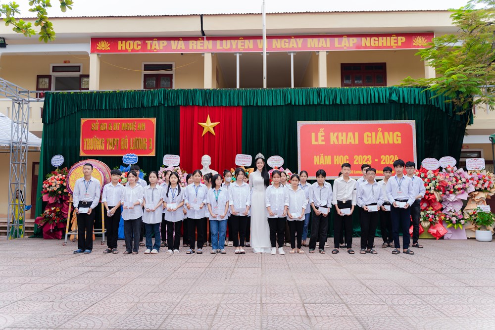 Á hậu Đào Hiền diện áo dài trắng về thăm trường cũ ngày khai giảng    - ảnh 4