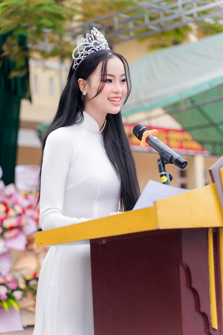 Á hậu Đào Hiền diện áo dài trắng về thăm trường cũ ngày khai giảng    - ảnh 3