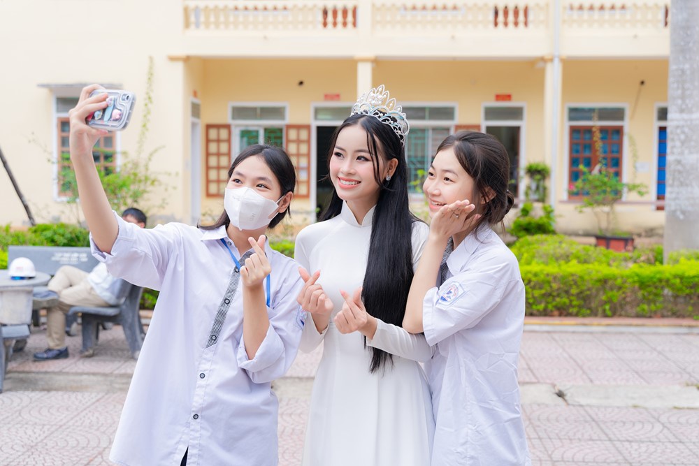 Á hậu Đào Hiền diện áo dài trắng về thăm trường cũ ngày khai giảng    - ảnh 5
