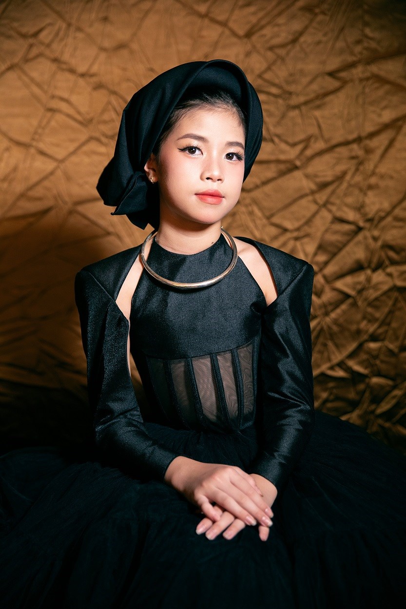Người mẫu 11 tuổi Linh Đan diễn thời trang tôn vinh văn hóa Việt - ảnh 5