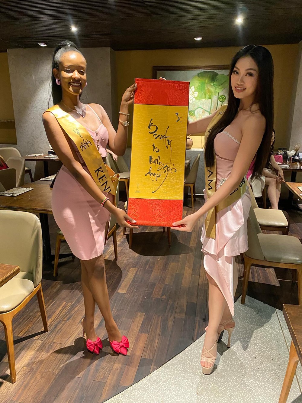 Ý nghĩa đặc biệt của món quà lưu niệm Hoa hậu Đoàn Thu Thuỷ đem đến Miss Global 2023 - ảnh 4