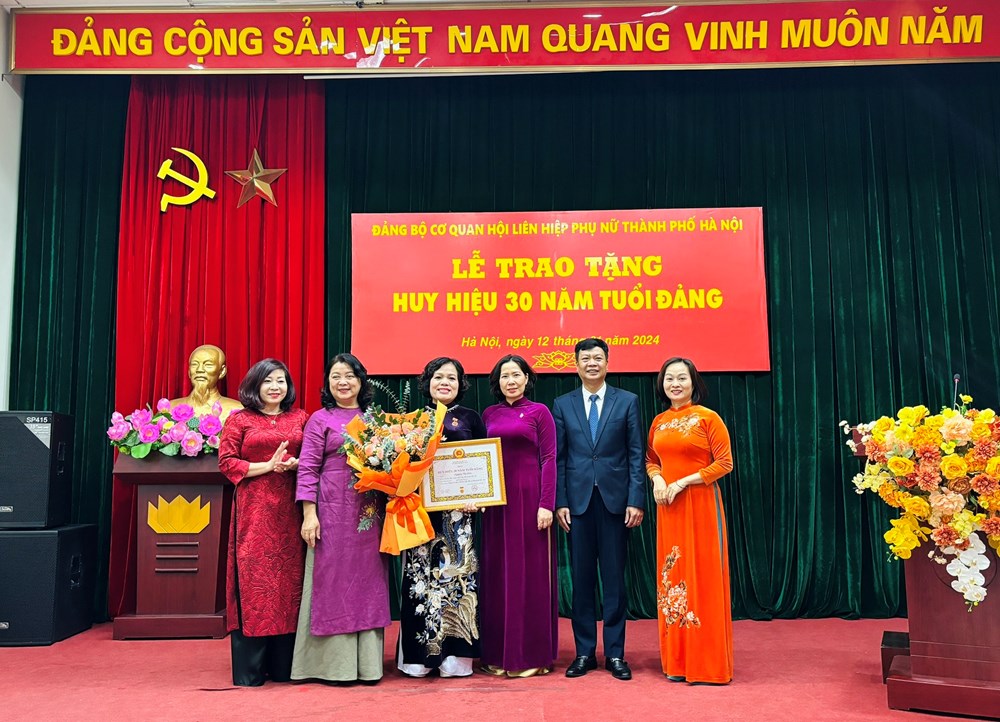 Đảng bộ cơ quan Hội LHPN Hà Nội nhận Bằng khen của Thành uỷ Hà Nội năm 2023 - ảnh 6
