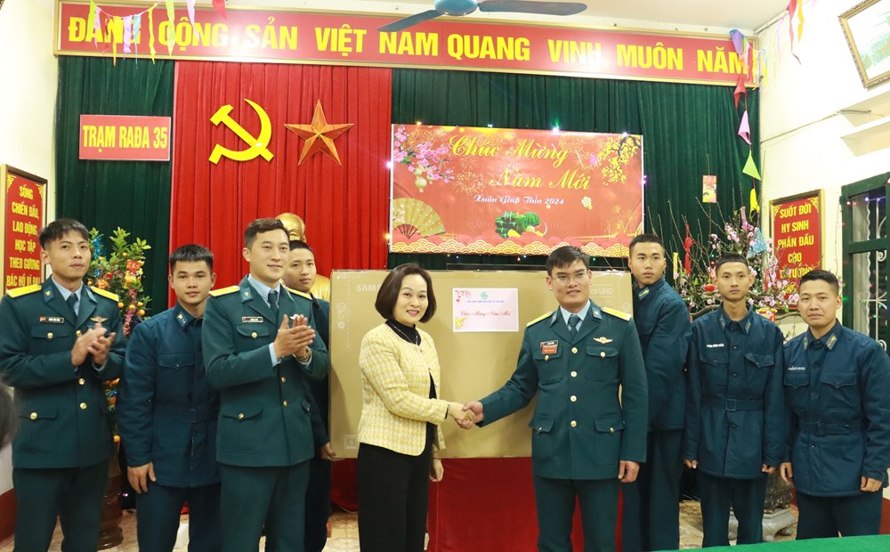 Hội LHPN Hà Nội thăm và chúc Tết cán bộ, chiến sĩ Sư đoàn Phòng không 361 - ảnh 2
