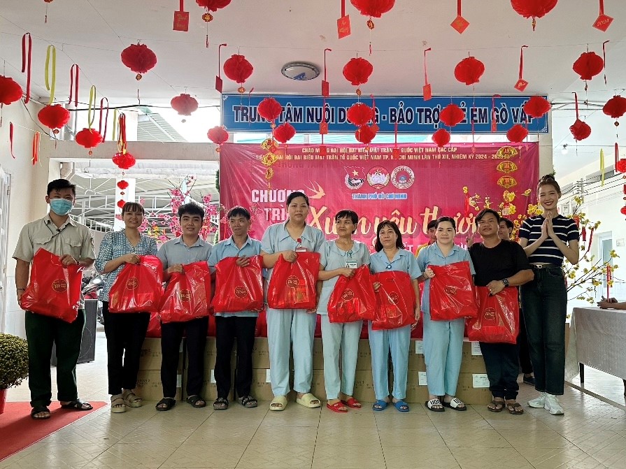 Hoa Hậu Lê Nguyễn Bảo Ngọc trao quà cho trẻ khuyết tật  - ảnh 4