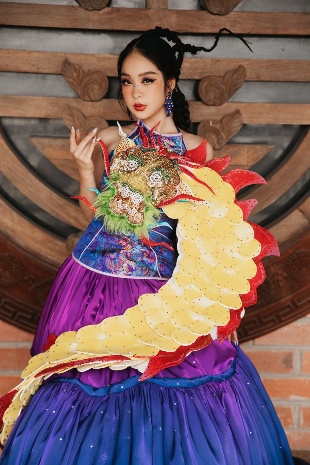 Hoa hậu nhí Hồng Lam ấn tượng với trang phục gắn rồng vàng 3D - ảnh 2