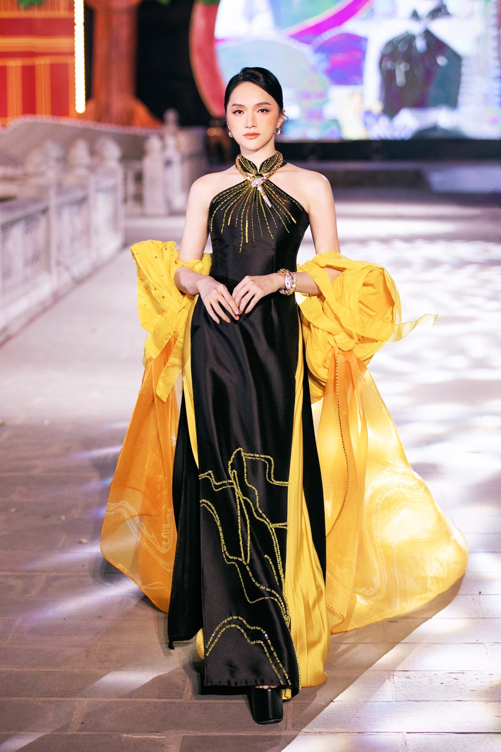 Hoa hậu nhí Hồng Lam ấn tượng với trang phục gắn rồng vàng 3D - ảnh 3