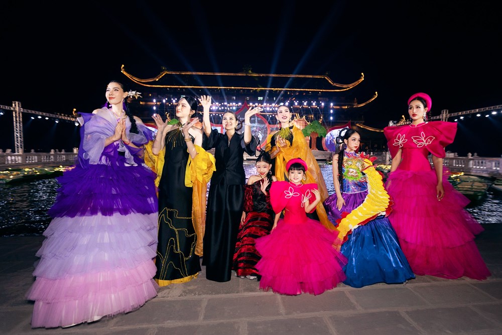 Hoa hậu nhí Hồng Lam ấn tượng với trang phục gắn rồng vàng 3D - ảnh 6